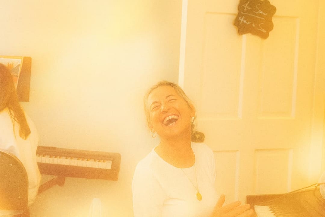 nolazysmalladult-piano-lessons-austin-smiling-student-1 Adult piano student laughing and enjoying piano lessons in Austin music studio